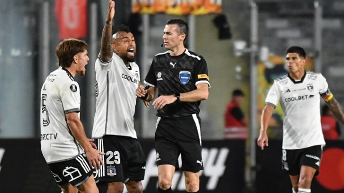 Hinchas de Colo Colo destrozaron a Leonardo Gil tras empate ante Sportivo Trinidense: 