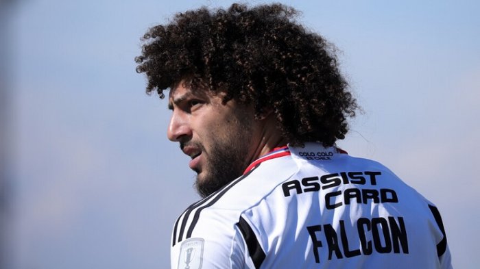 Hinchas de la U explotan contra arbitraje tras manotazo de Maximiliano Falcón: 