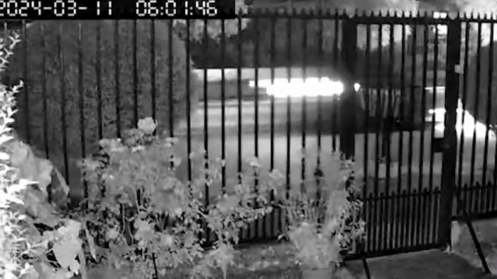 Asaltan a madre que iba a dejar a su hija al jardín: Vecino se colgó del auto para evitar robo