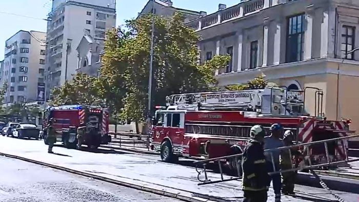 Incendio en centro de Santiago obligó a cortar el tránsito en plena Alameda