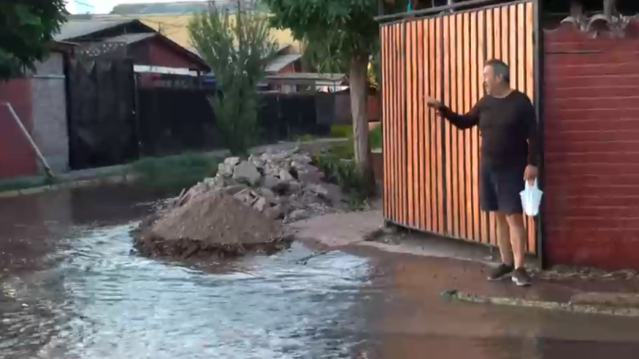 Vecinos de Maipú fueron sorprendidos por rotura de matriz en la madrugada