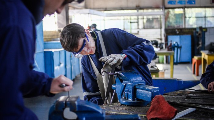 Incluso superan $1 millón: Revisa 10 ofertas de trabajo para técnicos en el servicio público