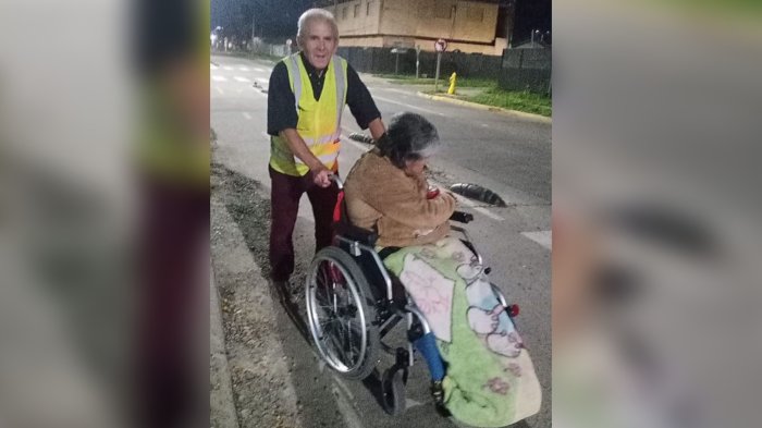 Viralizan a valdiviano de 70 años que limpia ciclovías a diario con su esposa en silla de ruedas