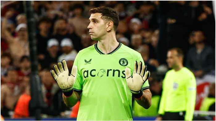 Otra más del Dibu: Atajó dos penales, bailó e hizo callar al estadio en el duelo de Conference League