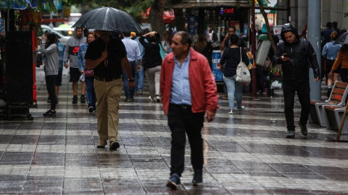 ¿Llueve en Santiago el fin de semana? Revisa cuándo podrían caer precipitaciones