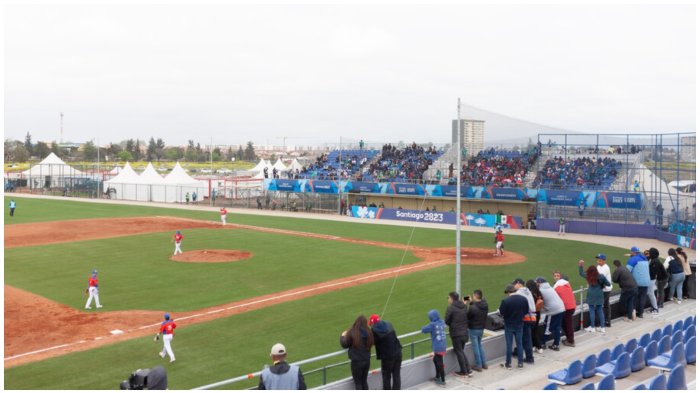 Tras ser remodelada en Santiago 2023: Reportan insólito robo en cancha de béisbol en Cerrillos