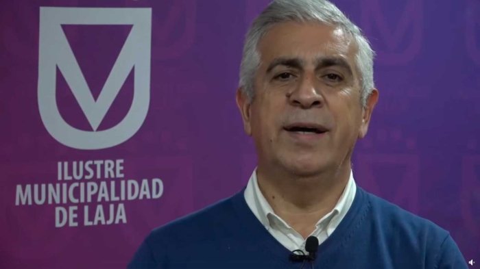 Hasta 60 días de prisión arriesga alcalde de Laja por besar sin consentimiento a funcionaria