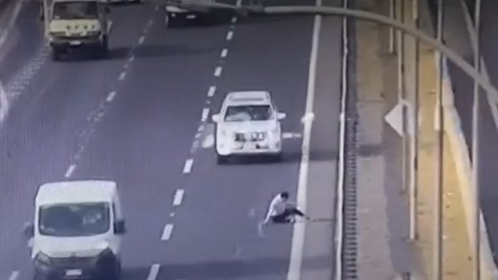 Insólito y riesgoso: Delincuente corrió por la autopista para arrancar de Carabineros