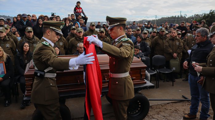 MINUTO A MINUTO | El emotivo último adiós de Carabineros tras los funerales: “Despedimos a tres de los nuestros”