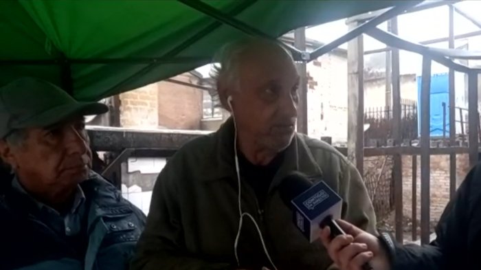 Adulto mayor hace desesperado llamado mientras se niega a dejar su precaria casa en medio de lluvias