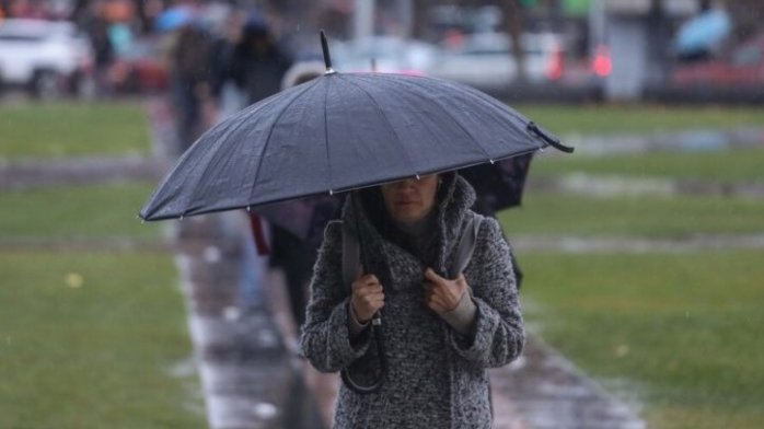 Alerta de bajas temperaturas: ¿Hasta cuándo durará la lluvia y nieve en la Región Metropolitana?