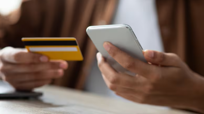 El mejor compañero: Robó la tarjeta y recaudación a tesorera de curso para usar la plata en juegos en línea