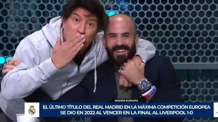 Iván Zamorano festeja victoria del Real Madrid irrumpiendo en programa en vivo: “Se les quiere”
