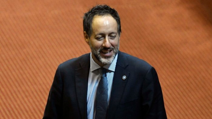 Diputado Urruticoechea devuelve al Congreso 7 millones que gastó ex pareja en combustible