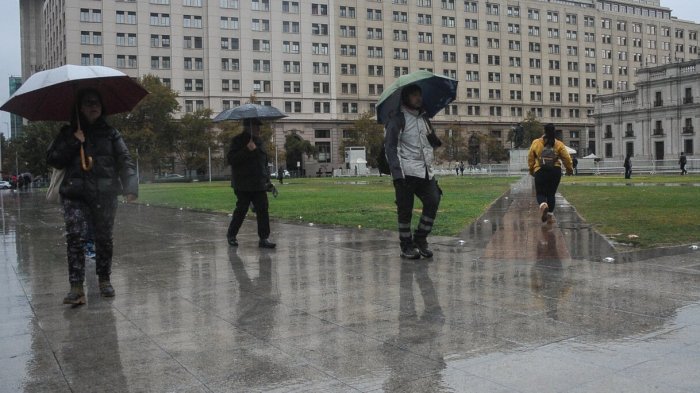 Alertan por 3 días seguidos de lluvia en Santiago: Revisa cuándo comienza el sistema frontal