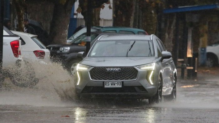 Esta es la MULTA para conductores que MOJEN a peatones en días de lluvia