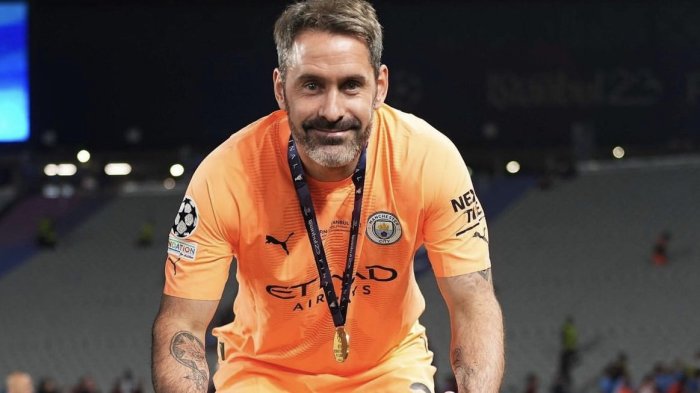 Fue compañero de un chileno, ganó la Premier sin jugar y lo sacaron de la celebración por querer pelear