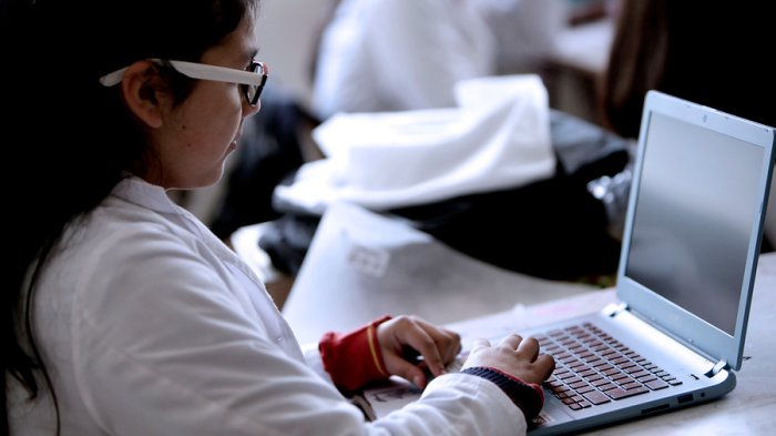 Becas TIC 2024: Consulta con el RUT si tu hijo recibe un NOTEBOOK GRATIS