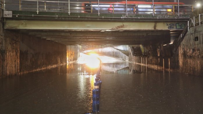 MINUTO A MINUTO | Con caídas de árboles y clientes sin luz finalizó el primero de los cuatro días de lluvia en Santiago