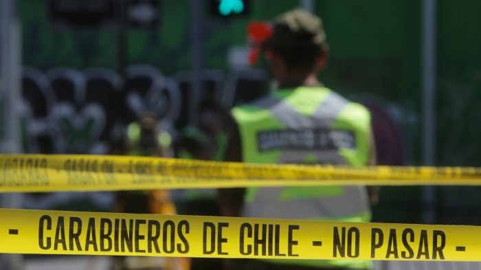 Reportan auto volcado en Vitacura: Conductor escapó del lugar y dejó a acompañante abandonada