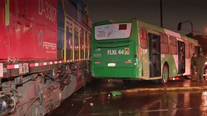 Tren de carga chocó con bus del Sistema Red en Maipú: Hay tres lesionados