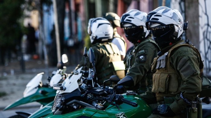 12 carabineros detenidos por cohecho y otros delitos en RM: Serán dados de baja