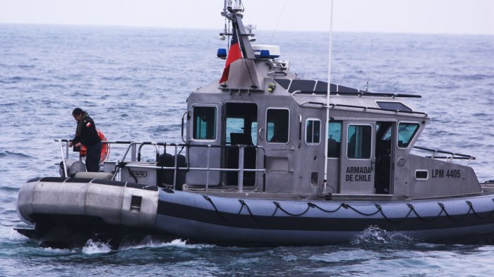 Armada busca a familia desaparecida luego que su lancha se hundiera en Calbuco: Zarparon sin autorización