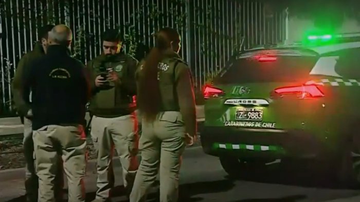 Capitana de carabineros sufrió violento asalto junto a sus dos hijos: La intimidaron con arma de fuego