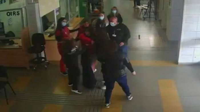 Alerta por alza de agresiones a funcionarios de la salud: Aumentaron un 42% en el último año