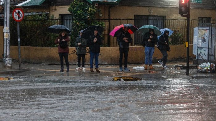 ¿Sigue la lluvia HOY viernes en Santiago? Revisa cuándo llegará el nuevo sistema frontal a la RM