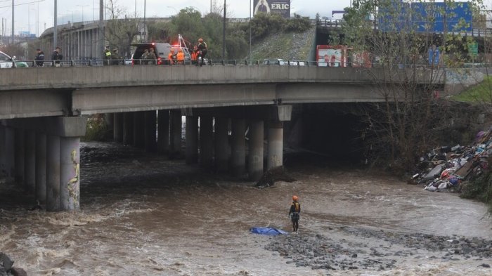 Encuentran a un hombre muerto en ribera del Río Mapocho