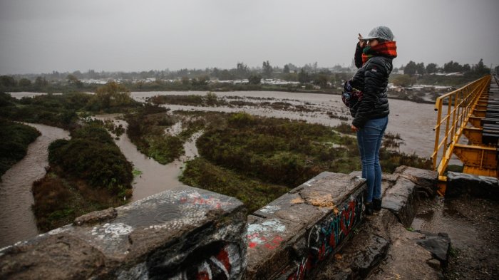 Por desborde del río Mapocho: Solicitan evacuar tres campamentos en El Monte y Talagante