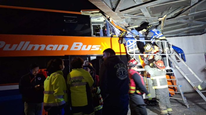 Bus chocó contra un puente ferroviario y quedó atrapado en San Bernardo