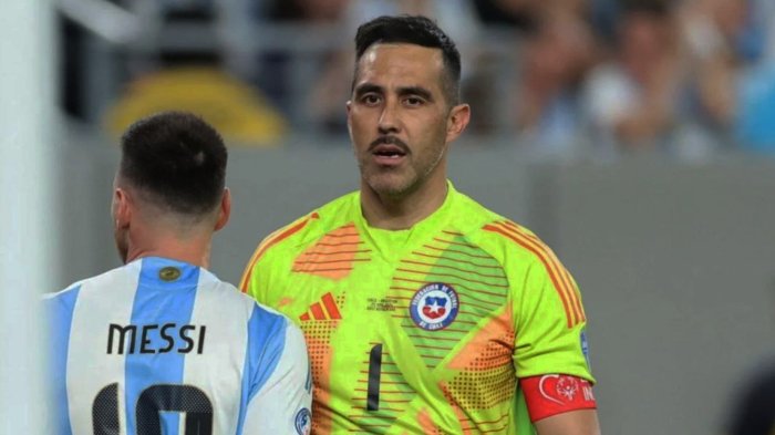 Claudio Bravo no quiso meterse con el VAR y adelantó la 