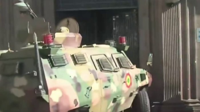 VIDEO: Tanqueta militar impactando puertas del palacio de gobierno de Bolivia da la vuelta al mundo