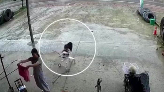 Captan milagrosa salvada de guagua en China: Casi fue atropellada tras descuido de su madre