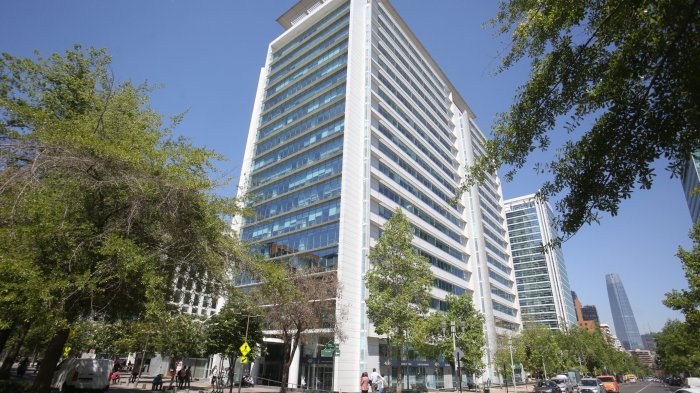 Vecinos de Las Condes indignados ante arriendos en Airbnb usados por escorts: “Probable que haya más”