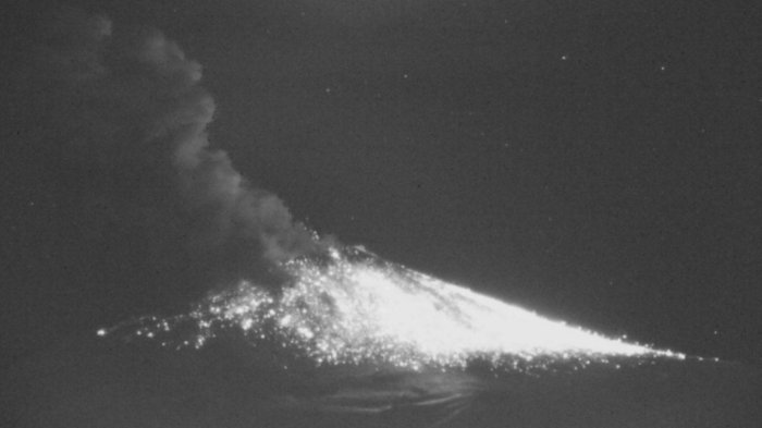 Volcán Villarrica en alerta amarilla por actividad explosiva: Columna de humo superó los 600 metros de altura