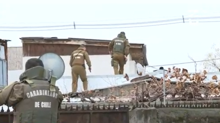 Intenso operativo en Villa Francia: Carabineros buscan a prófugo en techos tras robo de camión