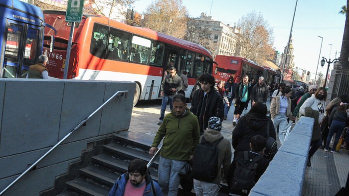 Con cierre de estaciones de Metro: Estudiantes protestaron por alzas en pasajes del transporte público