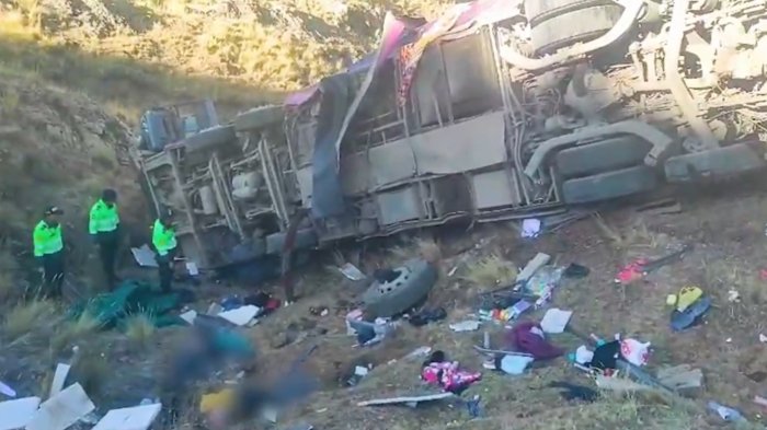 Tras caer por un barranco: Accidente de bus dejó saldo de 21 muertos en Perú