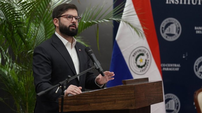 El llamativo comentario futbolero del pdte. Gabriel Boric en Paraguay: “Quizás hablar de fútbol...”