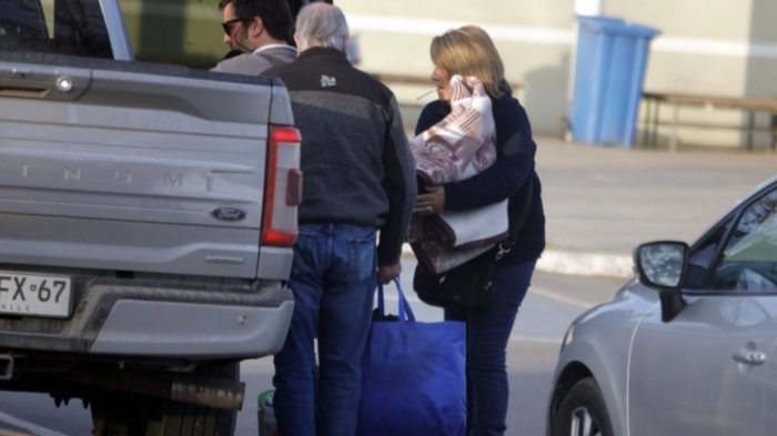 Recostado y con dos bolsas de ropa: Así ingresó Eduardo Macaya a la cárcel tras condena por abuso sexual de menores