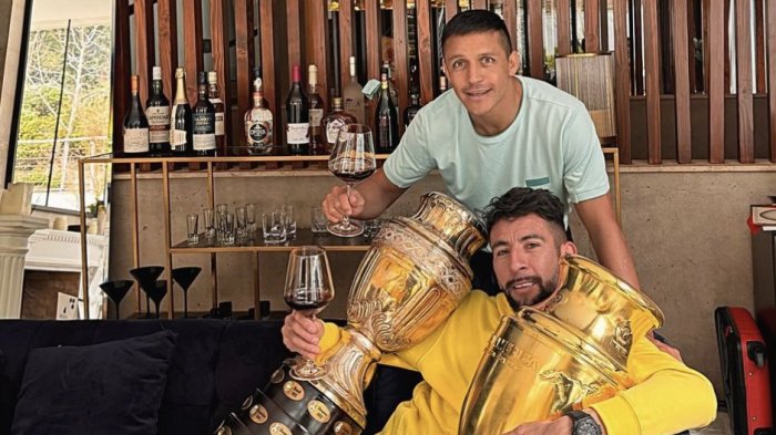 Alexis Sánchez y Mauricio Isla recordaron bicampeonato de América con dardo a Argentina