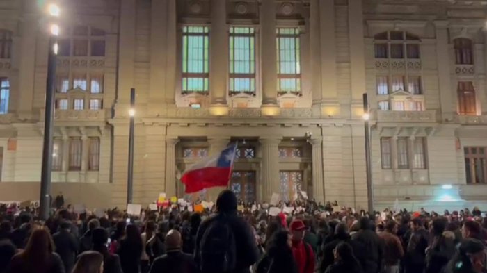Protesta contra Javier Macaya reunió cientos de personas en Palacio de Tribunales: Exigieron su renuncia al Senado