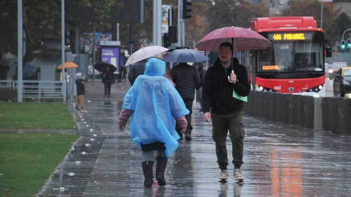 Agosto inicia con lluvia en Santiago: Cuándo y a qué hora precipitará en la Región Metropolitana