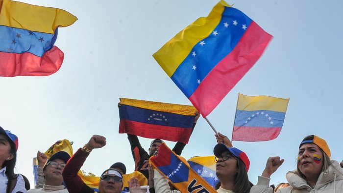 Tras cierre de consulado: Gobierno autorizó a venezolanos a salir de Chile con documentos vencidos