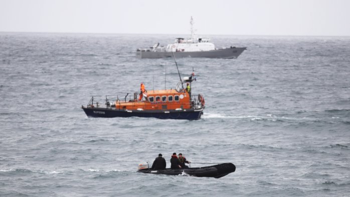 Amplio operativo por niña de cinco años arrastrada por olas en Viña del Mar durante marejadas