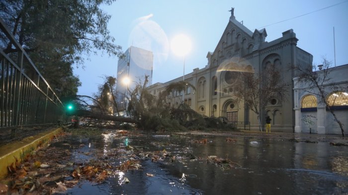 “Santiago ahora mismo”: Las reacciones en redes por intenso temporal en la Región Metropolitana