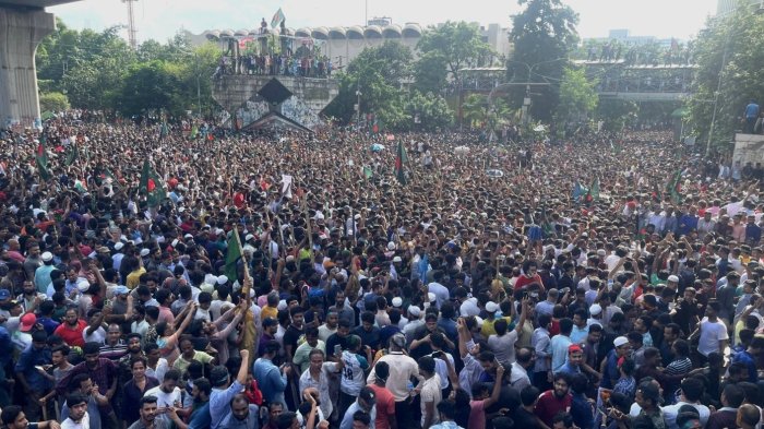 Caos en Bangladesh: Incendios y protestas desatados tras escape de la primera ministra Sheikh Hasina